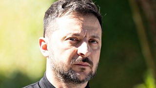 Il presidente ucraino Volodymyr Zelenskyy osserva il suo arrivo al castello di Marselisborg ad Aarhus, 3 luglio 2025.