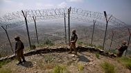 Truppe dell'esercito pakistano pattugliano la recinzione al confine con l'Afghanistan