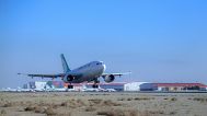 Un aereo della compagnia iraniana Mahan Air atterra all'aeroporto internazionale Imam Khomeini di Teheran, il 4 febbraio 2021