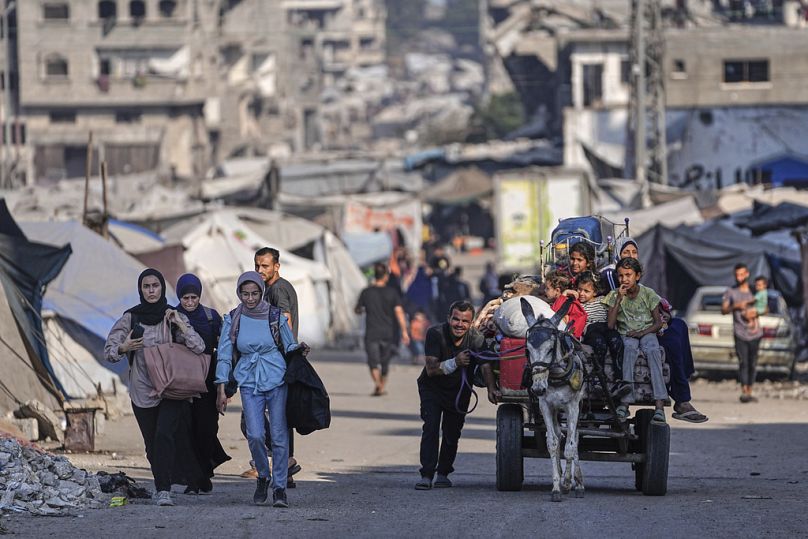 فلسطينيون نازحون يفرّون من جباليا بعد أوامر إخلاء أصدرها الجيش الإسرائيلي في مدينة غزة، 29 يونيو 2025.