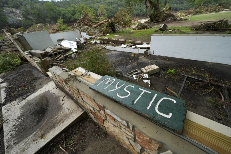 Ein Camp Mystic-Schild ist in der Nähe der Einrichtung am Ufer des Guadalupe River zu sehen, nachdem eine Sturzflut das Gebiet in Hunt, Texas, am 5. Juli 2025, heimsuchte..