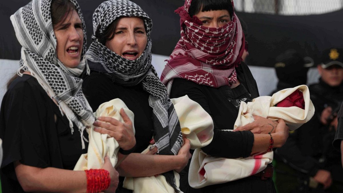 مظاهرة في الإكوادور دعما لغزة: دعوات لوقف الحرب وإنهاء المعاناة