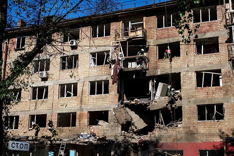 Des secouristes dégagent les décombres d'une maison résidentielle à Kyiv, en Ukraine, le vendredi 4 juillet 2025.