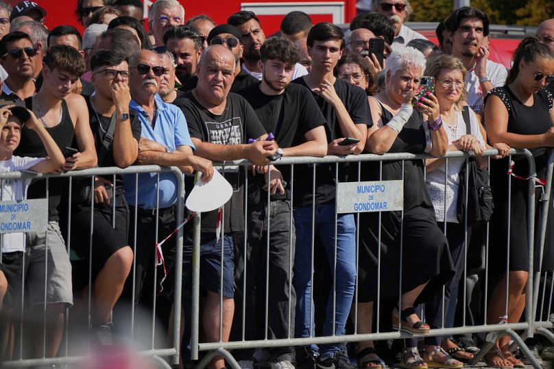 Centenas de pessoas aglomeram-se à porta da igreja durante o funeral de Diogo Jota e do seu irmão André Silva, em Gondomar