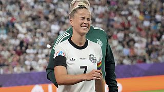 Giulia Gwinn verzieht das Gesicht, nachdem sie sich während des Fußballspiels zwischen Deutschland und Polen in der Arena St. Gallen, Schweiz, Freitag, 4. Juli 2025, verletzte
