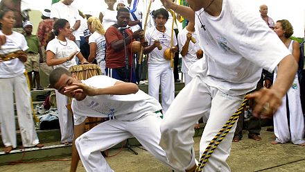 Au Brésil, la capoeira accompagne les malades atteints de Parkinson