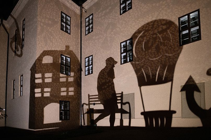 A MárkusZínház Árnyak szárnyán című árnyjátéka a Papnövelde utcában a pécsi Zsolnay Fényfesztiválon