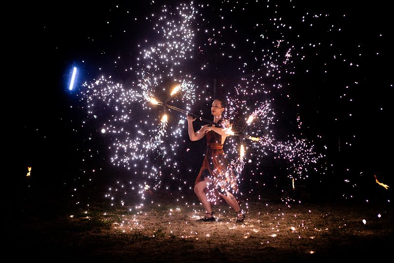 A Fire Fantasy tűzzsonglőr csapat Firestorm című szikrashowja a Barbakán várárokban a pécsi Zsolnay Fényfesztiválon 