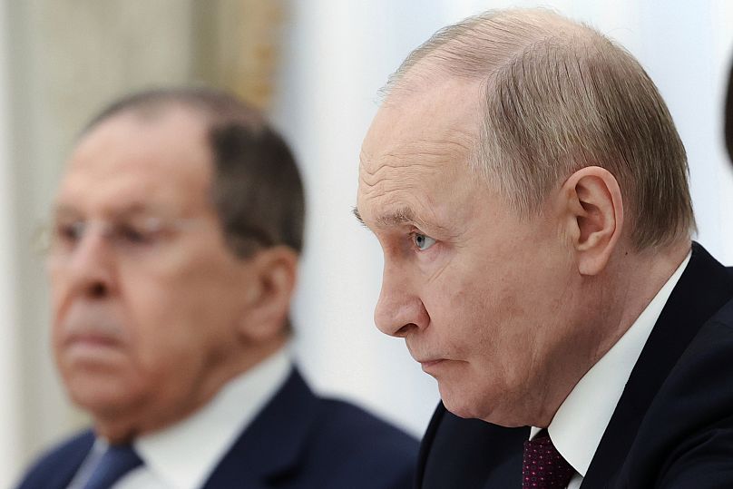 Władimir Putin i Siergiej Ławrow słuchają ministra spraw zagranicznych Iranu Abbasa Araghchiego podczas rozmów na Kremlu w Moskwie, Rosja, poniedziałek, 23 czerwca 2025 r.