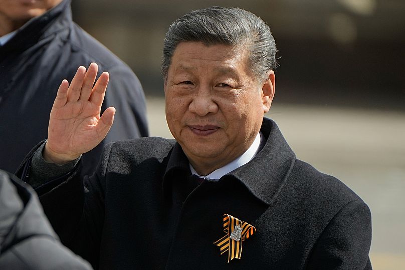 Prezydent Chin Xi Jinping gestykuluje na Placu Czerwonym po paradzie wojskowej z okazji Dnia Zwycięstwa w Moskwie, Rosja, piątek, 9 maja 2025 r.
