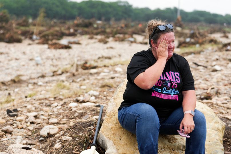Marissa Zachry se toma un momento mientras busca sobrevivientes en el río Guadalupe el domingo 6 de julio de 2025, en Hunt, Texas. 