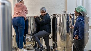 Afrique du Sud : pionnière de la bière, Apiwe Nxasani-Mawela ouvre une académie