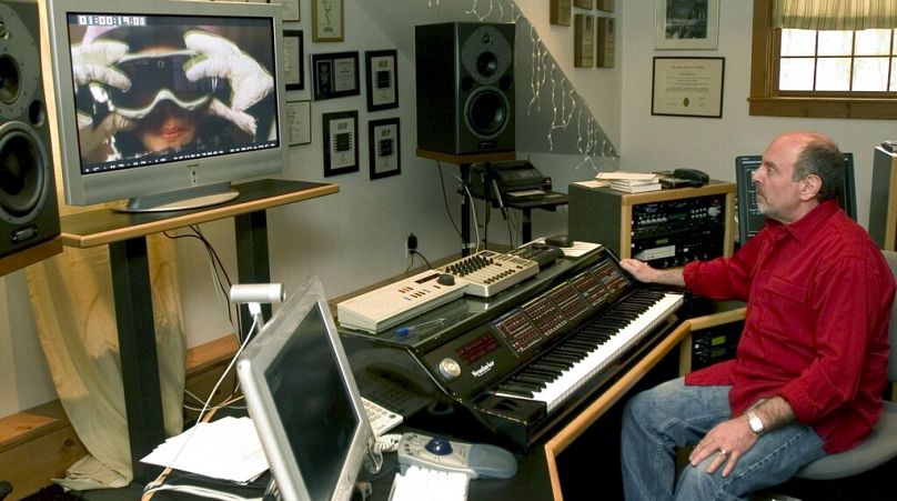Mark Snow regarde un épisode de Smallville dont il a créé la musique, en 2005, dans son studio de New Milford (Connecticut).