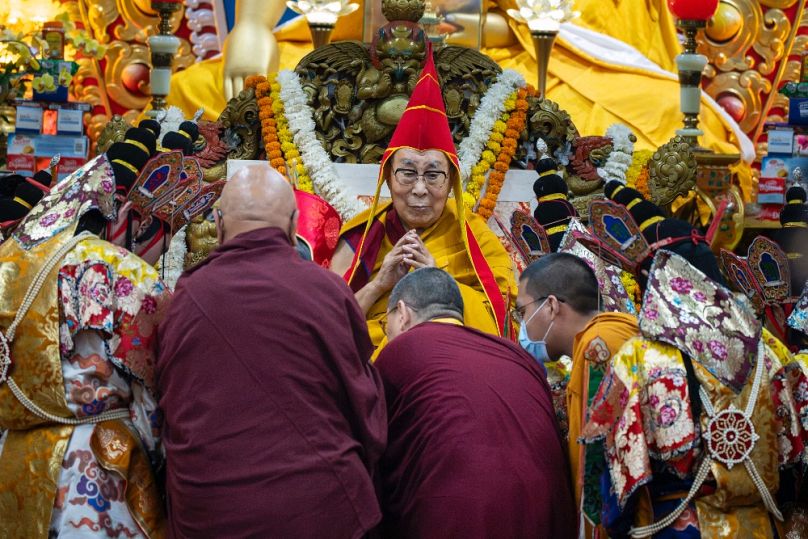 A dalai láma ünnepi fejfedőjében a daramsalai Cuglahang szentélyben, Indiában, 2025. július 5-én