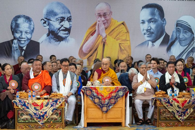 A dalai láma 90. születésnapján a daramsalai Cuglahang szentélyben, Indiában, 2025. július 6-án