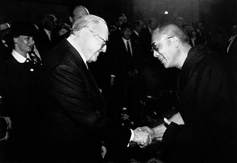 V. Olaf norvég király gratulál őszentsége dalai lámának a Nobel-békedíj átvétele után, Oslóban, 1989. december 10-én