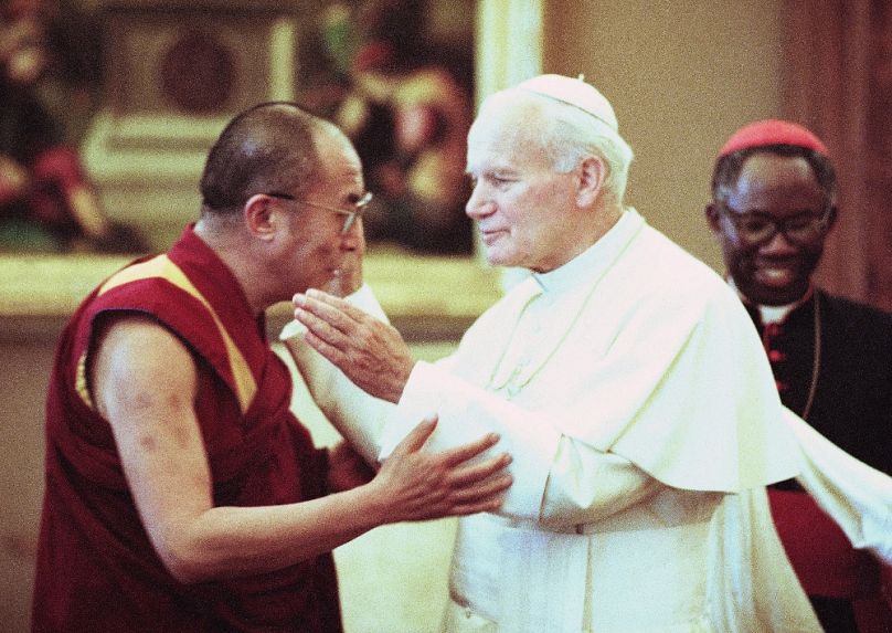 A dalai láma és II. János Pál pápa találkozása a Vatikánban, 1990 júniusában