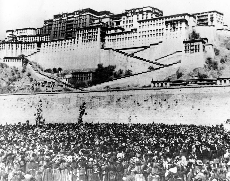 Tibeti nők ezrei gyülekeztek a Potala palota, a dalai láma udvara előtt némán tiltakozva a kínai megszállás ellen, Lhászában, 1959. március 17-én