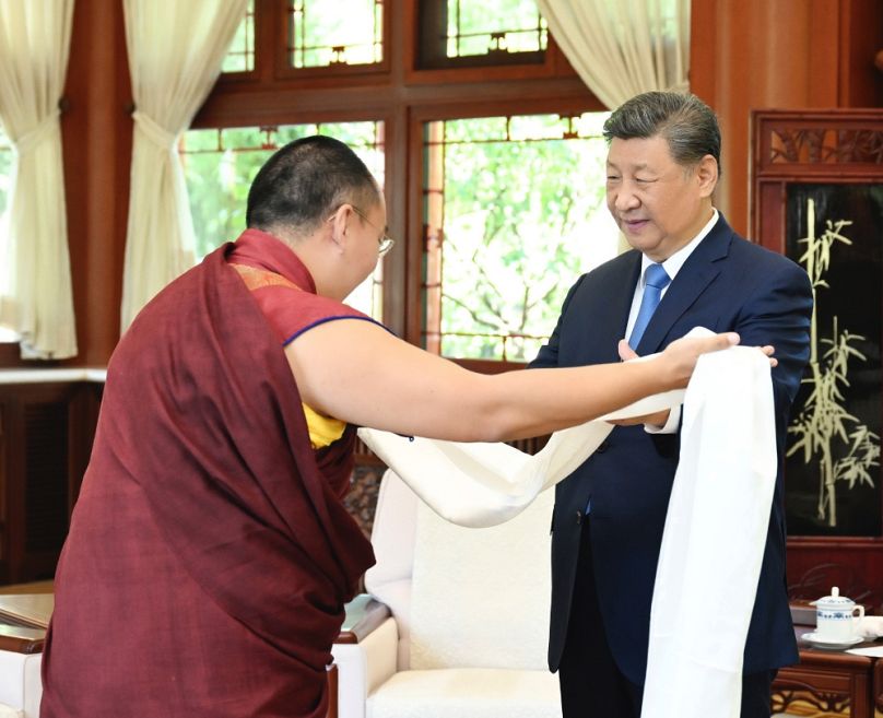A pancsen láma és Hszi Csin-ping kínai elnök Pekingben, 2025. június 6-án