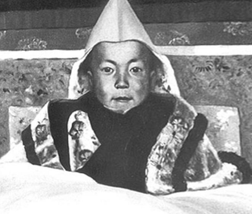 Tendzin Gyaco trónra lépése Lhászában, 1940. február 22-én