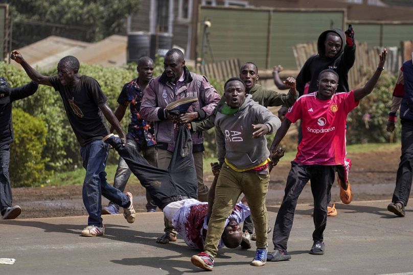 Los manifestantes llevan a un hombre que, según la multitud, fue baleado por la Policía durante las manifestaciones en el barrio marginal de Kangemi en Nairobi, Kenia