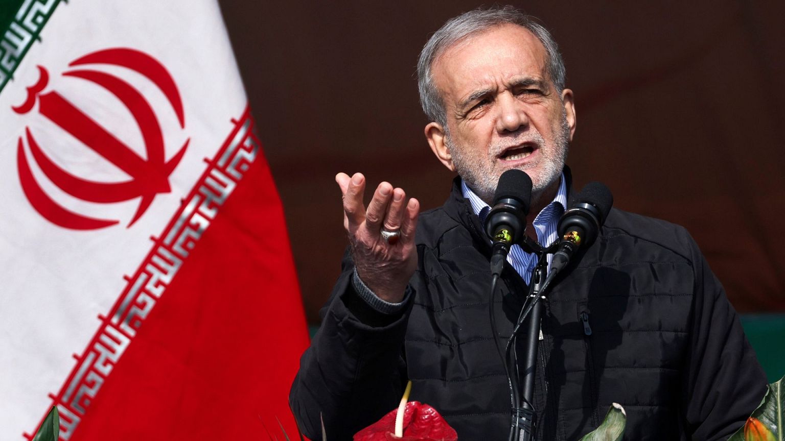 مسعود پزشکیان در حال سخنرانی در یک تجمع در ۱۰ فوریه ۲۰۲۵، تهران، ایران
