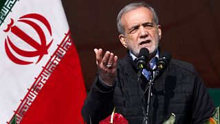 مسعود پزشکیان در حال سخنرانی در یک تجمع در ۱۰ فوریه ۲۰۲۵، تهران، ایران