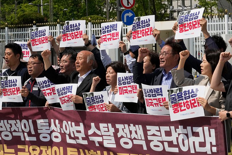 Des manifestants protestent contre la politique tarifaire de Donald Trump devant le complexe gouvernemental à Séoul, en Corée du Sud, le mercredi 14 mai 2025