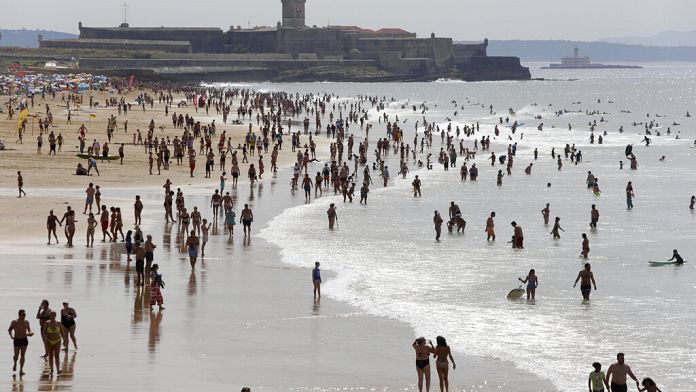 In Portogallo mancano bagnini per spiagge e piscine: per l'estate arrivano da Brasile e Sudamerica
