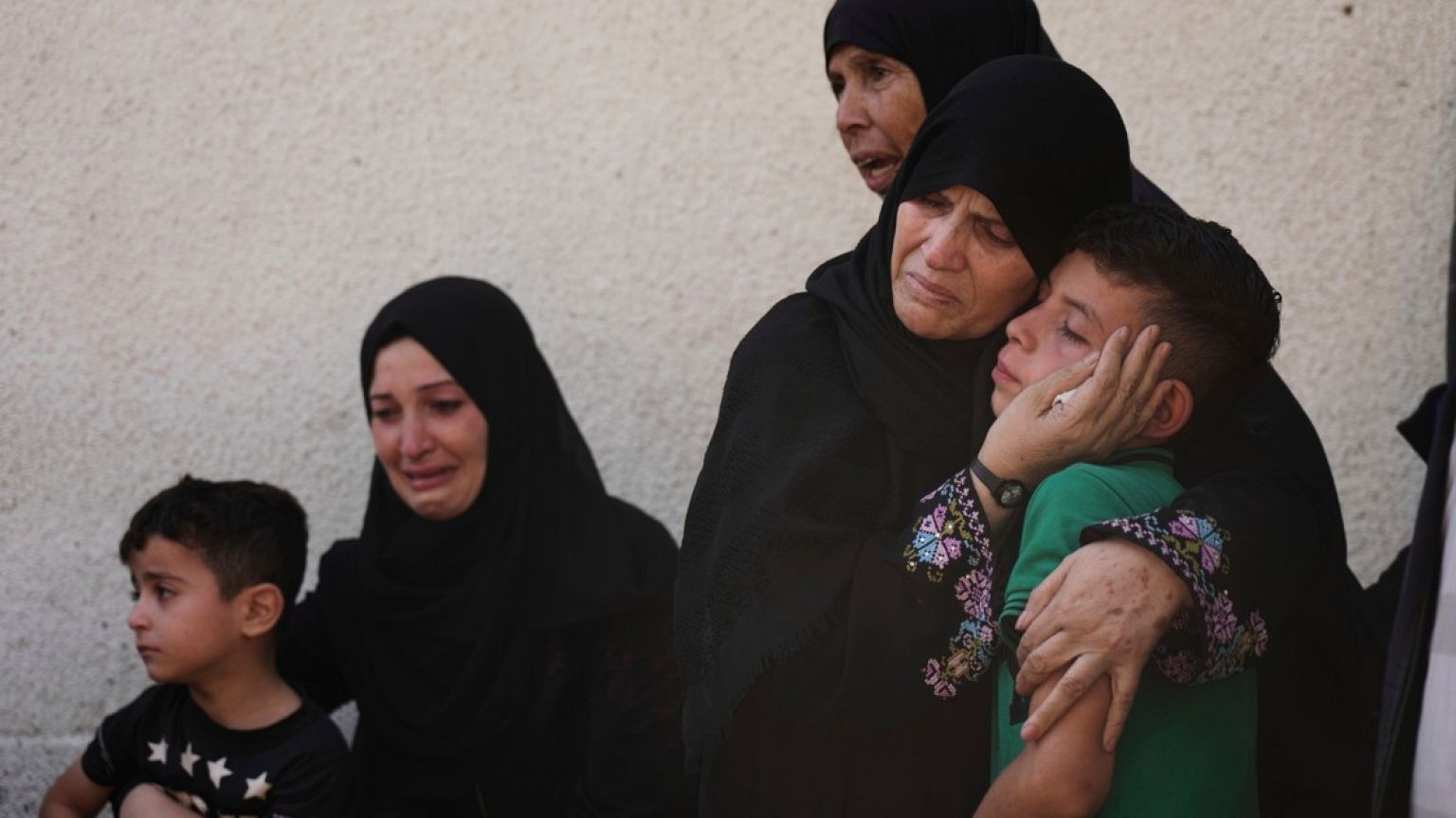 يتجمع أهالي الضحايا في مستشفى الشفاء في مدينة غزة للمشاركة في جنازة أقاربهم الذين قتلوا في غارة جوية إسرائيلية، يوم الاثنين 7 يوليو/تموز 2025. 