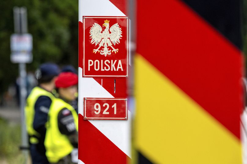 Polnische Grenzbeamte stehen auf der polnischen Seite am Grenzübergang Ahlbeck und warten auf Reisende, 7. Juli 2025