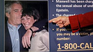 ARCHIVO: Audrey Strauss, fiscal interina de los Estados Unidos para el Distrito Sur de Nueva York, señala una foto de Jeffrey Epstein y Ghislaine Maxwell, en Nueva York.