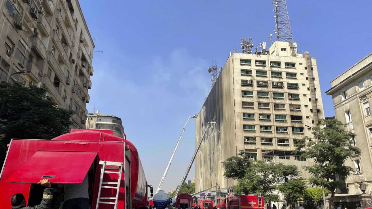 مأساة في قلب القاهرة: حريق ضخم في "سنترال رمسيس" يودي بحياة 4 موظفين ويشلّ شبكة الاتصالات