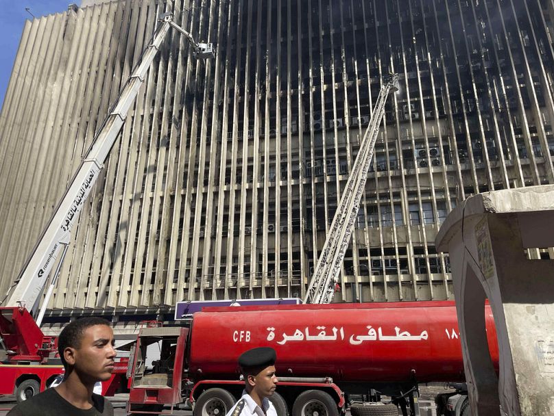رجال الإطفاء يواصلون إخماد النيران لليوم الثاني في مبنى شركة الاتصالات، 8 تموز/ يوليو 2025.