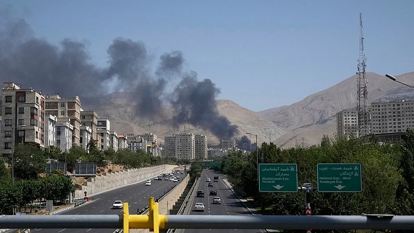 دودی که پس از حمله اسرائیل به منطقه‌ای در شمال تهران به هوا برخاست