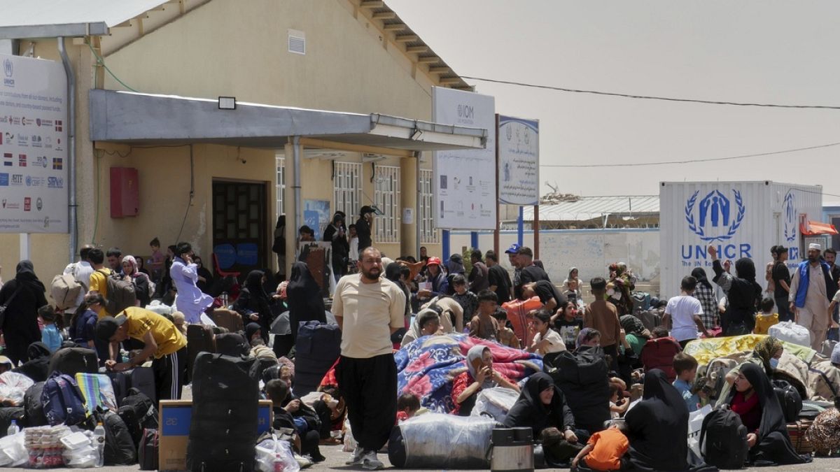 مليون أفغاني مهددون بالترحيل من إيران والصليب الأحمر يحذر من أزمة إنسانية وشيكة
