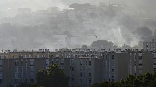 دود پشت ساختمان ها در جریان آتش سوزی سه شنبه، 8 ژوئیه 2025 در منطقه لا کاستلان مارسی در جنوب فرانسه افزایش می یابد.