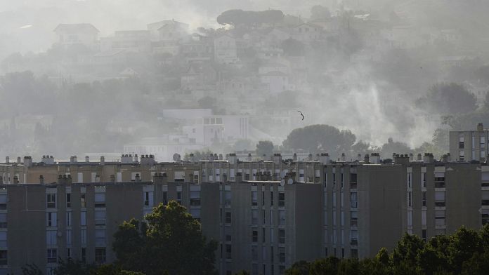 Francia, più di 100 feriti e centinaia di evacuati a causa di un incendio boschivo vicino a Marsiglia