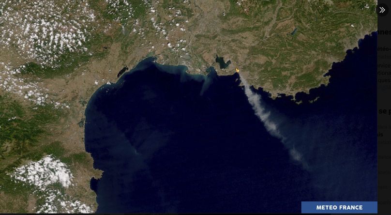 Photo satellite, fournie par Météo-France, montre des volutes de fumée dues à des incendies de forêt près de Marseille,