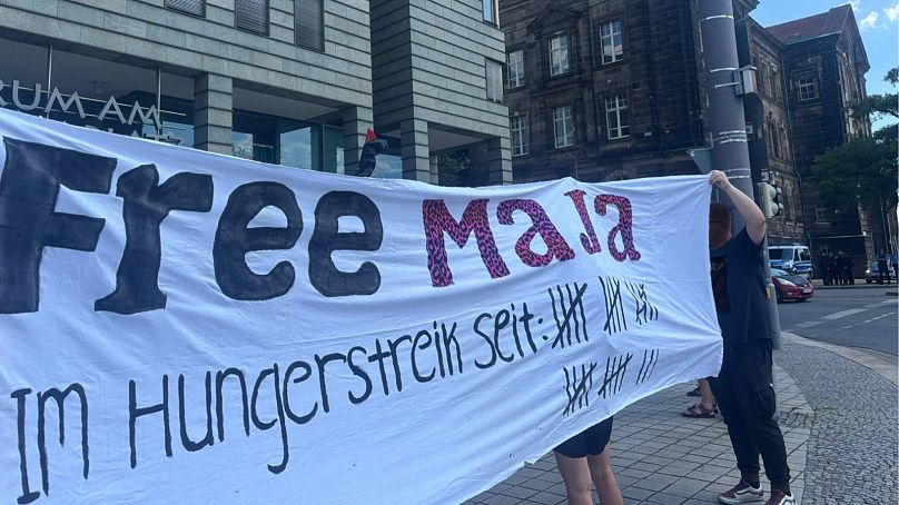 Tüntetés Maja T.-ért Drezdában, a tartományi kancellária épülete előtt