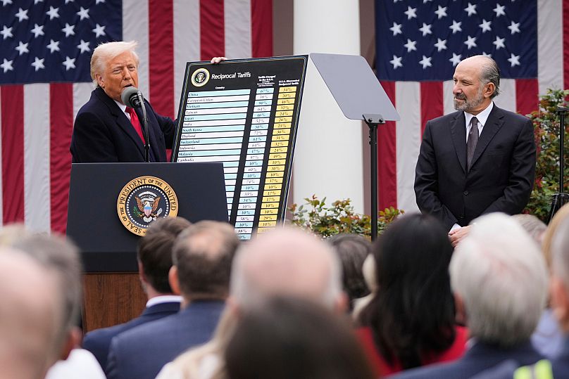 Donald Trump s'exprime lors de l'annonce de nouveaux tarifs douaniers, sous le regard du secrétaire au Commerce Howard Lutnick, à Washington, le mercredi 2 avril 2025 