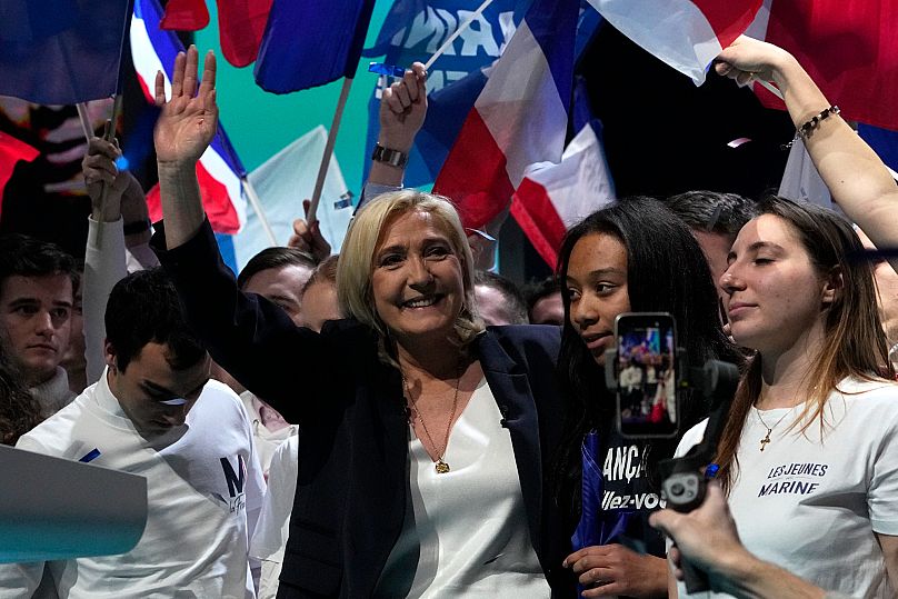 Marine Le Pen, alors candidate du RN à la présidentielle, salue la foule après son discours lors d'un meeting de campagne, le samedi 5 février 2022 à Reims