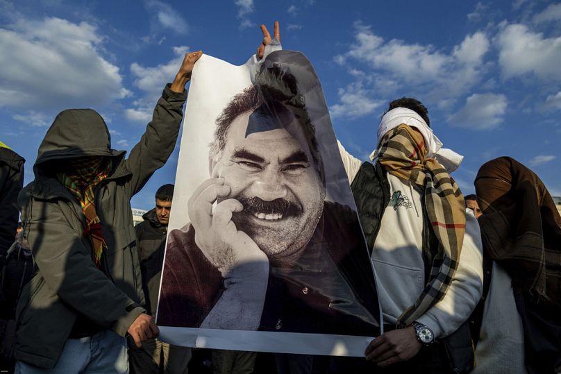  جوانانی در دیاربکر ترکیه عکسی از عبدالله اوجالان، رهبر زندانی گروه مسلح کرد پ‌ک‌ک را در دست دارند