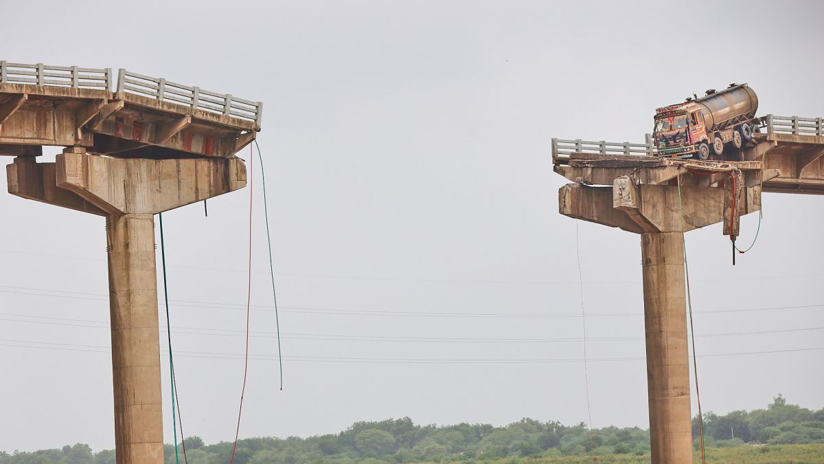 Mehrere-Tote-nach-Br-ckeneinsturz-in-Indien-Fahrzeuge-st-rzen-in-Fluss
