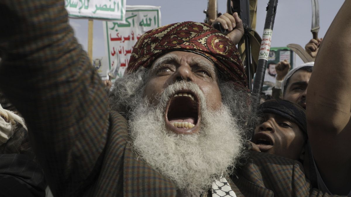 الحوثيون يتبنون إغراق سفينة "إترنيتي سي" قبالة اليمن