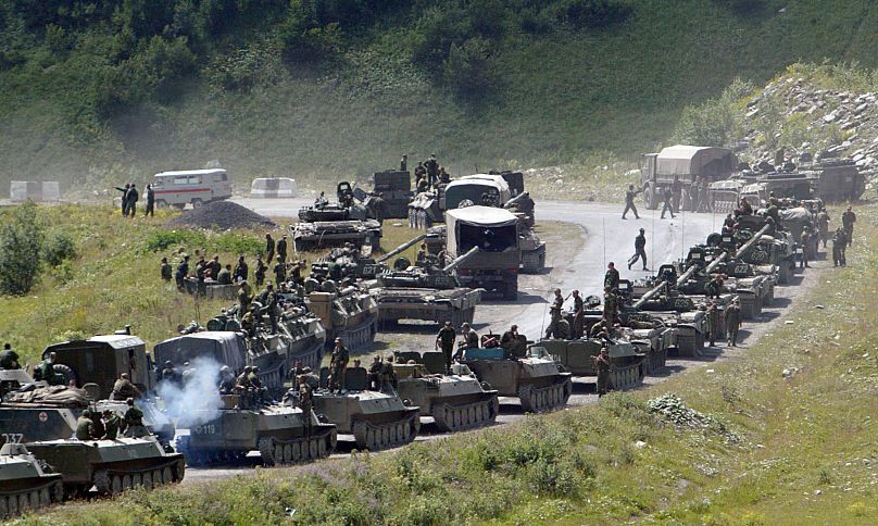 Une colonne de véhicules blindés russes se dirige vers la capitale de l'Ossétie du Sud, Tskhinvali, le samedi 9 août 2008