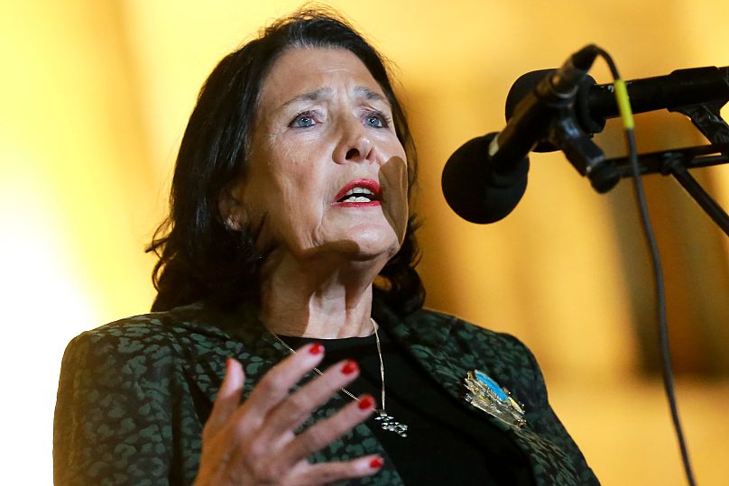 Salomé Zourabichvili s'adresse à la foule lors d'une manifestation contre les résultats des législatives à Tbilissi, en Géorgie, le lundi 28 octobre 2024