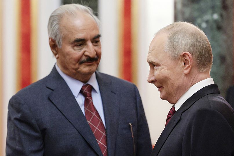 Il comandante dell'esercito nazionale libico, Khalifa Haftar, al Cremlino con il presidente russo Vladimir Putin (10 maggio 2025)