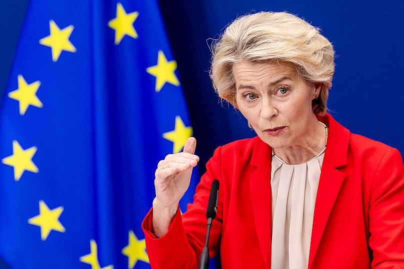 La présidente de la Commission européenne, Ursula von der Leyen, s'adresse aux médias au siège de l'UE à Bruxelles, le mardi 10 juin 2025