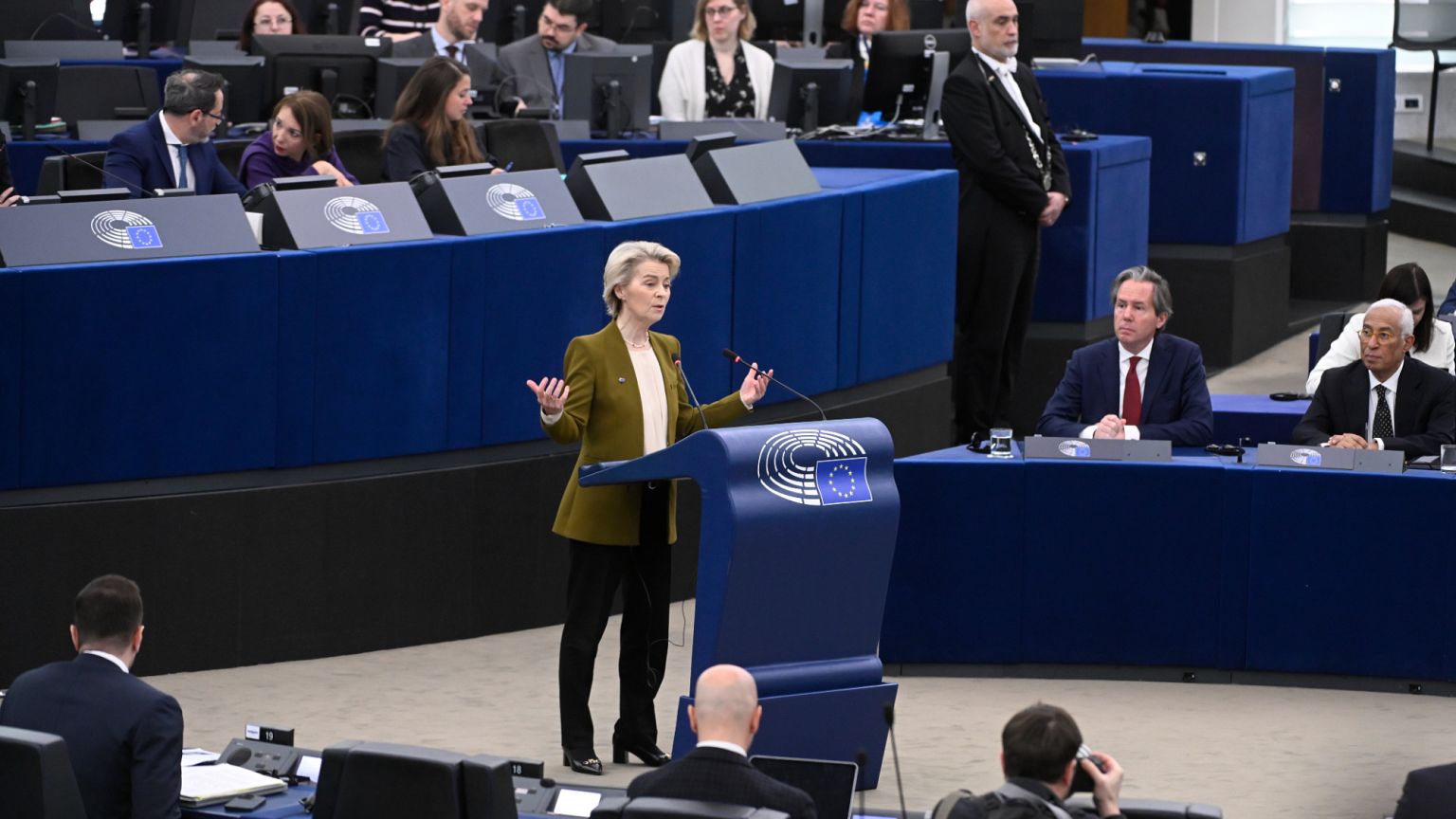 von-der-leyen-s-eu-commission-survives-parliament-confidence-vote